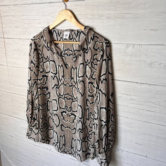 Cabi Blouse Womens Size Medium Serpentine Snake Print Ruffle Collar City Top - Picture 4 of 15